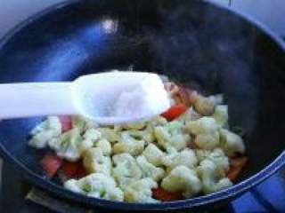 9、胡萝卜炒花菜,在加适量盐。