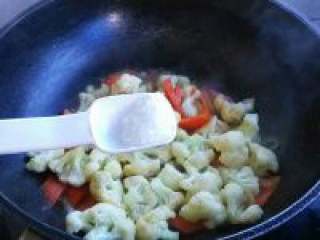 10、胡萝卜炒花菜,适量味精调味翻炒均匀就可以了。