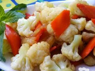 11、胡萝卜炒花菜,好了盛出。