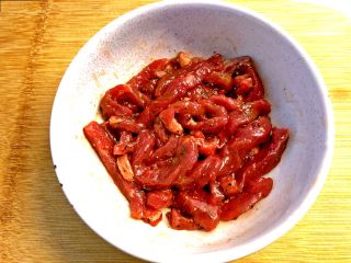 3、干炒牛河,牛肉切细条,用生抽、老抽和糖抓匀,直到充分吸收。