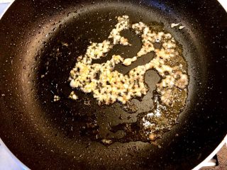 11、干炒牛河,锅底留油,下蒜蓉爆香。