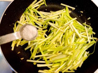 13、干炒牛河,下一勺盐炒熟。