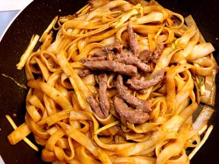 16、干炒牛河,加入炒好的牛肉。