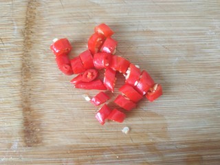 1、百香果柠檬鸡爪,小米辣切小段