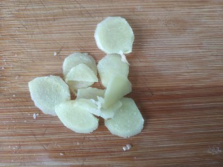 4、百香果柠檬鸡爪,姜切片