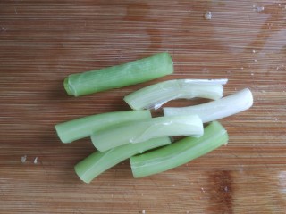 5、百香果柠檬鸡爪,葱切小段