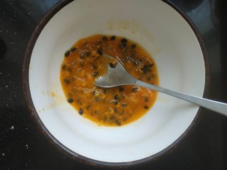 6、百香果柠檬鸡爪,百香果掏出果汁备用