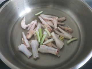 9、百香果柠檬鸡爪,锅中放入适量清水，冷水下入鸡爪，加入葱段，姜片，一勺料酒