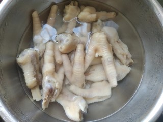 11、百香果柠檬鸡爪,捞出洗净放入冷水中