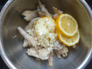 14、百香果柠檬鸡爪,放入蒜末