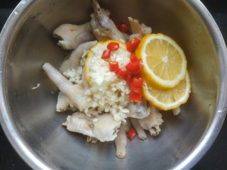 15、百香果柠檬鸡爪,放入小米辣