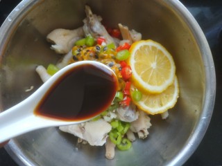 19、百香果柠檬鸡爪,加入三勺生抽