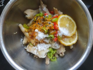 21、百香果柠檬鸡爪,适量盐