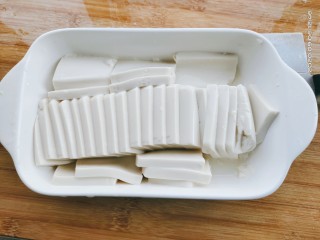 1、皮蛋豆腐,绢豆腐切成块儿，装盘，要有边沿的盘，因为豆腐蒸后会有水分