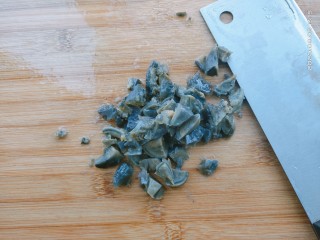 2、皮蛋豆腐,一个皮蛋切丁备用