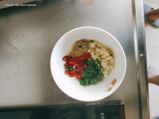 4、皮蛋豆腐,淋热油