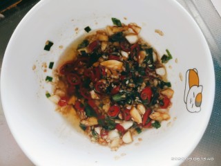 5、皮蛋豆腐,在调料碗中倒入生抽，盐，一点花椒油，耗油，拌匀