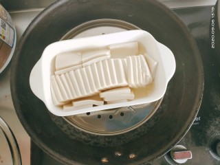 6、皮蛋豆腐,水开以后，豆腐上锅蒸五到十分钟。