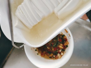 7、皮蛋豆腐,这是最重要的一步，蒸过的豆腐，会出现水分，把豆腐的水分倒入调料碗中，并和调料搅拌均匀
