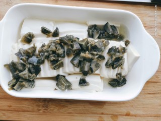 9、皮蛋豆腐,把皮蛋丁，撒在蒸好的豆腐上。