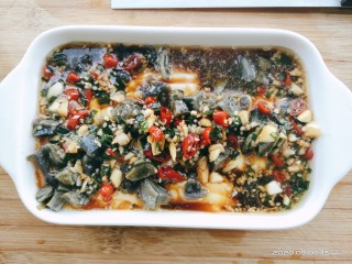 10、皮蛋豆腐,把调料汁倒入豆腐中，盛一碗热米饭，享受吧