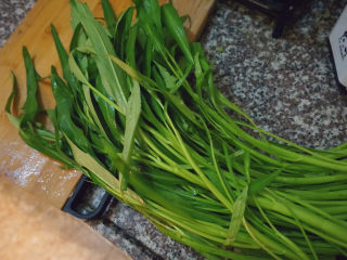1、蒜蓉空心菜,准备空心菜