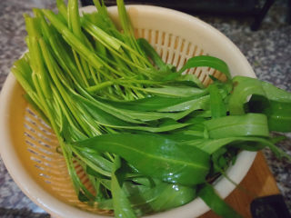 2、蒜蓉空心菜,将空心菜摘成小段（我一般只喜欢空心菜的叶子????）