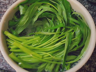 3、蒜蓉空心菜,然后泡水半小时