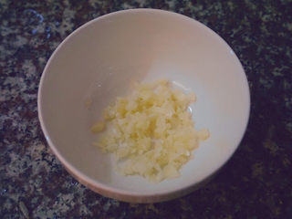 5、蒜蓉空心菜,准备蒜泥