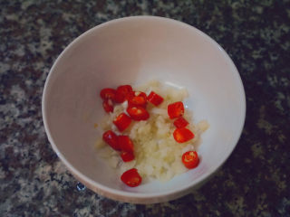 6、蒜蓉空心菜,红米椒切成小段