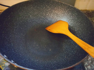 7、蒜蓉空心菜,大火将锅煮热