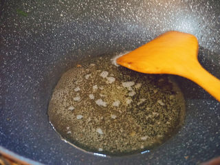 8、蒜蓉空心菜,倒入花生油