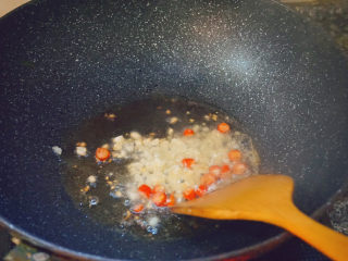 9、蒜蓉空心菜,爆炒蒜泥红米椒