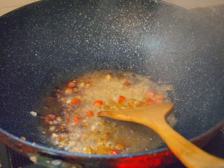 10、蒜蓉空心菜,再倒入2勺豆瓣酱