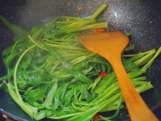 11、蒜蓉空心菜,将空心菜倒进锅里