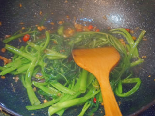 12、蒜蓉空心菜,大火翻炒1分钟