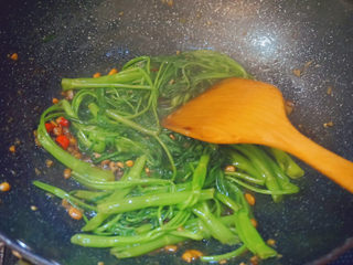 13、蒜蓉空心菜,加入食盐