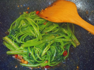 14、蒜蓉空心菜,再翻炒1分钟