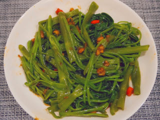 15、蒜蓉空心菜,最后蒜蓉空心菜就可以吃啦，超级好吃????