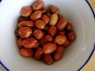 4、家常冷面,炒熟的花生米适量。