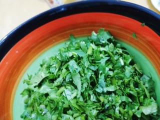 9、家常冷面,香菜切末。