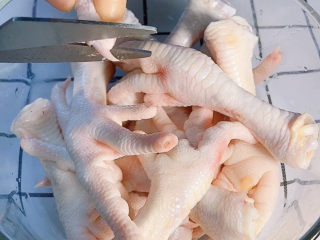 1、无骨鸡爪,鸡爪剪掉指甲,洗净