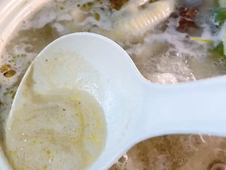 5、无骨鸡爪,捞一下浮沫