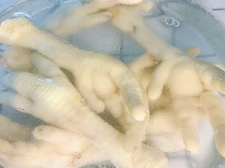 6、无骨鸡爪,鸡爪煮好后立马放进冰水里浸泡,也可以入冰箱冷冻半个小时,这样会更方便后面脱骨