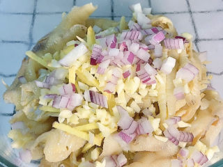 14、无骨鸡爪,先加入姜丝,蒜末,和洋葱碎