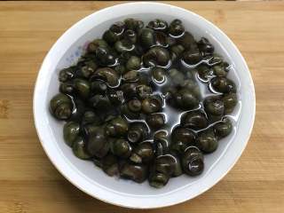 2、酱爆螺蛳 ,再放在容器中用清水养30分钟。