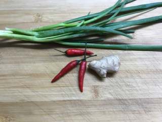 3、酱爆螺蛳 ,准备好葱姜。