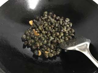 6、酱爆螺蛳 ,放入螺蛳翻炒。