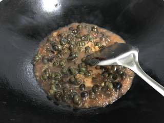 10、酱爆螺蛳 ,加适量水。