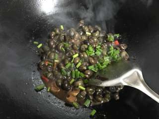 13、酱爆螺蛳 ,汤汁收至差不多时加入香葱，即可出锅。